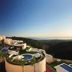 Διαμέρισμα Spacious With 3 Pools & Gym