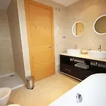 Διαμέρισμα Spacious With 3 Pools & Gym