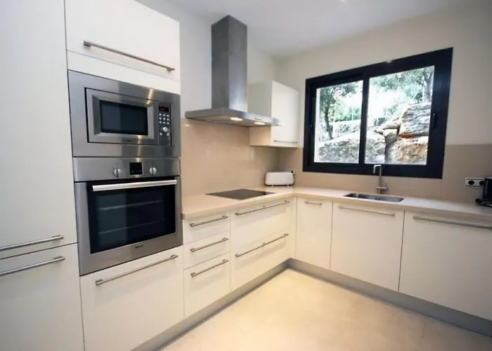 Spacious With 3 Pools & Gym