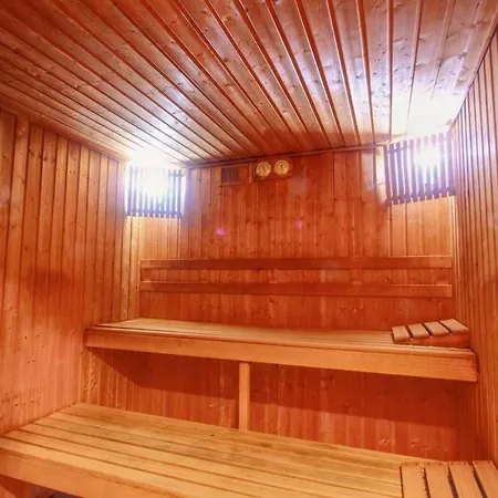 Spacious With 3 Pools & Gym Apartment