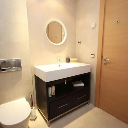 Spacious With 3 Pools & Gym Apartment