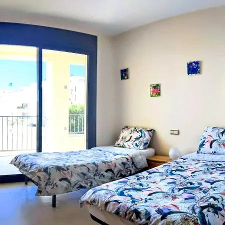 Spacious With 3 Pools & Gym Apartment