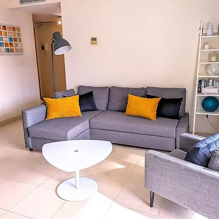 Spacious With 3 Pools & Gym Apartment *